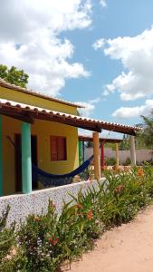 ein Haus mit einem Spielplatz mit Rutsche in der Unterkunft Pousada Sol e Maré Jeri 