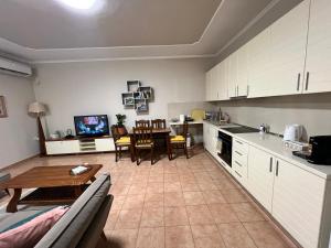 Η κουζίνα ή μικρή κουζίνα στο Take 5 INN - Central 2BR by Kavaja Str, Sleeps 5 ppl +8 φωτογραφίες