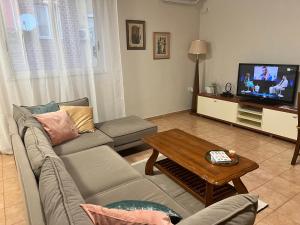 Μια τηλεόραση ή/και κέντρο ψυχαγωγίας στο Take 5 INN - Central 2BR by Kavaja Str, Sleeps 5 ppl