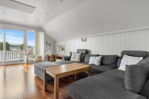 una sala de estar con un sofá y una mesa en Arctic Elegance By Paramount, en Tromsø
