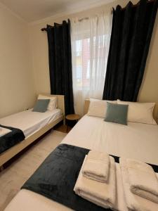 Ένα ή περισσότερα κρεβάτια σε δωμάτιο στο Take 5 INN - Central 2BR by Kavaja Str, Sleeps 5 ppl