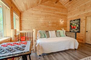 Ένα ή περισσότερα κρεβάτια σε δωμάτιο στο Cozy cabin in Pigeon Forge with Hot Tub