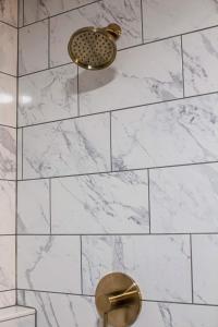 y baño de azulejos blancos con ducha y lavamanos. en Sunset Views & Mountain Getaway, 4 Min to Downtown, en Mentone 44 fotos más