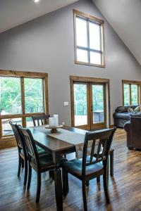 Un comedor con mesa y sillas de madera. en Sunset Views & Mountain Getaway, 4 Min to Downtown, en Mentone