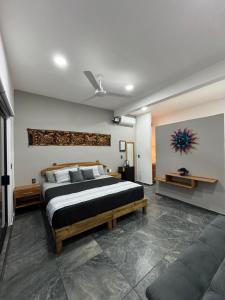 Ένα ή περισσότερα κρεβάτια σε δωμάτιο στο Houzze Plety +143 φωτογραφίες