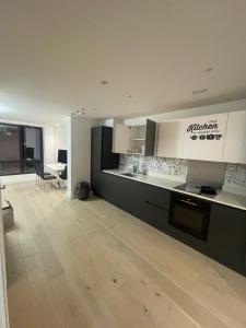una grande cucina con bancone e tavolo di Spacious Flat for Professional a Slough