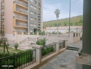 Μπαλκόνι ή βεράντα στο Un bel appartement T3 climatisé, comprenant un hall et deux balcons, accessible par escalier ou ascenseur, situé dans une résidence fermée et gardée