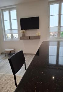 Μια τηλεόραση ή/και κέντρο ψυχαγωγίας στο Appartement cosy proche centre-ville