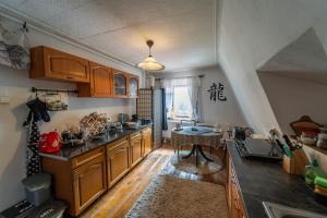 Una cocina o cocineta en Dům V Centru