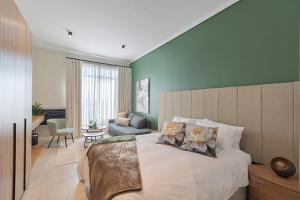 una camera da letto con un letto grande e un soggiorno di Luxury Apartment 830 on Menlyn Maine a Pretoria Altre 82 foto