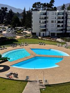 a large swimming pool in front of a building at Papudo, Tus vacaciones soñadas!!! in Papudo