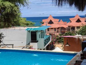 a view of a house with a swimming pool and the ocean at Villa Naylamp loft8 playa pocitas in Máncora
