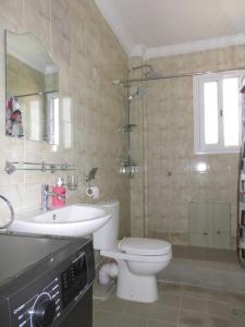 Et badeværelse på Kfam Luxury Apartments