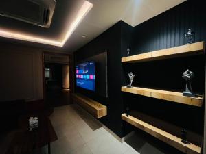 Afbeelding uit fotogalerij van Homies Apartments in DHA phase 4 Gold crest Mall in Lahore