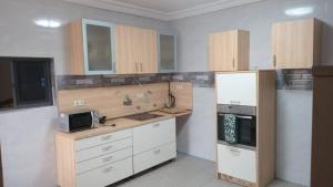 Kuchyň nebo kuchyňský kout v ubytování CARL's VILLA 2 Bedroom APARTMENT