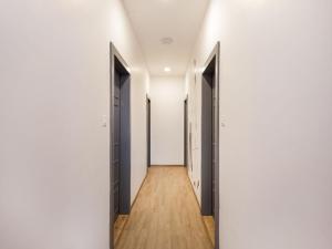 インドールにあるTownhouse Pipliyahana Squareの白い壁とドアが並んだ空っぽの廊下