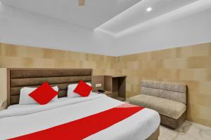 Postel nebo postele na pokoji v ubytování Super Hotel O Sada Shiv Guest House