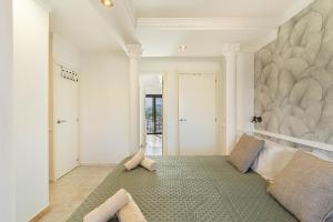 a bedroom with a bed with a teddy bear on it at As de Casas - Parque Albatros 2 in San Miguel de Abona +26 photos