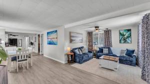 a living room with a blue couch and a table at Fall Break Specials! 4 Beds; Great for Lake Myrtle in Auburndale