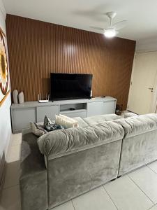 a living room with a couch and a flat screen tv at Casa com 02 quartos, Meia Praia - Itapema in Itapema