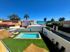 a swimming pool on the roof of a house with the ocean at Serena Villa in Benicarló