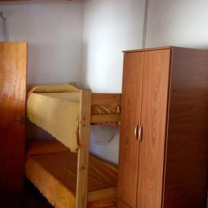 ラ・クンブレにあるPaigenの小さなベッドルーム(二段ベッド1組、木製キャビネット付)