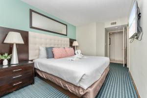 Postel nebo postele na pokoji v ubytování Stylish 1BR Oceanfront Stay in the Heart of Myrtle Beach 3rd Fl of OO Resort + 82 fotografií