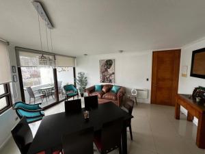 una sala de estar con un sofá y una mesa en Jardín Del Mar - Casino-Playa, en Coquimbo