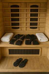 Foto de la galería de Tiny Huts Campsite - Free Massage Hot Tub Sauna Waterfall Nearby en Tulbaghweg 35 fotos más