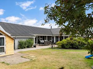 una casa con techo inclinado y patio en 9 person holiday home in Skagen, en Skagen