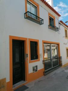メリデスにあるCasa na Aldeiaの白い建物(黒いドア、窓付)