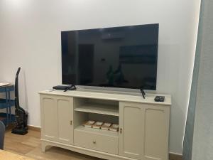 メリデスにあるCasa na Aldeiaの白いエンターテイメントセンターの薄型テレビ