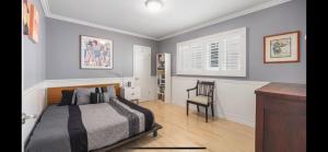Ένα ή περισσότερα κρεβάτια σε δωμάτιο στο Chic Venice Beach Bungalow Steps from the Canals & Beach
