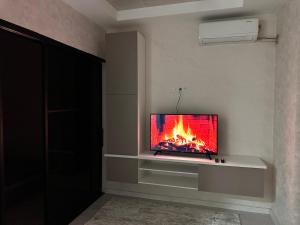 TV/trung tâm giải trí tại Modern 1BR Apartment near Mega Planet, Yunusabad