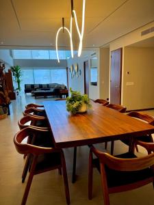 ein Esszimmer mit einem Holztisch und Stühlen in der Unterkunft Gu-F1 in Higuera Blanca