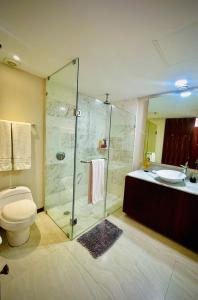 ein Badezimmer mit Dusche, Toilette und Waschbecken in der Unterkunft Gu-F1 in Higuera Blanca