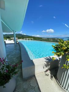 ein Swimmingpool mit einigen Pflanzen und Blumen in der Unterkunft Gu-F1 in Higuera Blanca