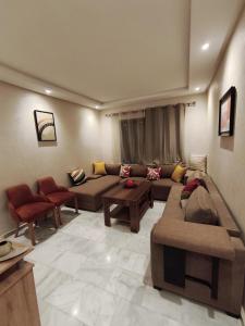 a living room with couches and chairs in a room at Martil , Lieu tranquille avec piscine in Martil