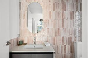 un baño con lavabo y espejo en Ember and Aqua - Luxury Barnhouse on the Golf Course, en Dunsborough 27 fotos más