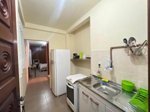 Η κουζίνα ή μικρή κουζίνα στο Apartamento em prédio familiar