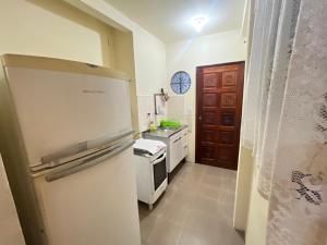 Η κουζίνα ή μικρή κουζίνα στο Apartamento em prédio familiar +11 φωτογραφίες