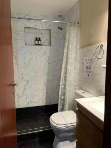 Ένα μπάνιο στο QUIME CHE. Casa con jardín, parrilla y cochera. +52 φωτογραφίες