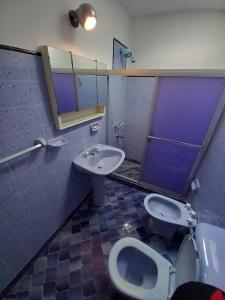 a bathroom with a sink and a toilet and a mirror at Alquiler Temporario Casa Cervantes in Paraná