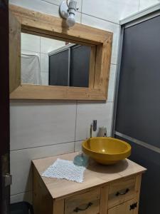 a bathroom with a gold sink and a mirror at Quartos em casa compartilhada na Cidade Canção Maringa in Maringá +16 photos