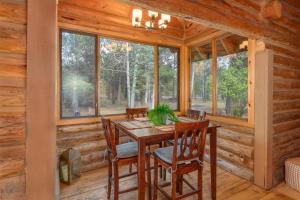 Φωτογραφία από το άλμπουμ του Blue Top Cabin Bend Sunriver Log Hot Tub Fire Pit Family Dog Horse Friendly Public Trail Access σε Three Rivers