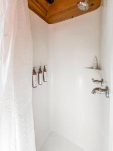Ένα μπάνιο στο Blue Top Cabin Bend Sunriver Log Hot Tub Fire Pit Family Dog Horse Friendly Public Trail Access +43 φωτογραφίες