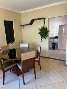 ein Esszimmer mit Tisch und Stühlen und eine Küche in der Unterkunft Beira Mar in Aracaju