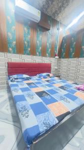 Un pat sau paturi într-o cameră la Kanha ji 5 star PG family 12 rooms near lord Krishna temple free pick up service also Activa rent +10 fotografii