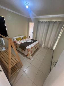 ein Schlafzimmer mit einem Bett und einem Fernseher darin in der Unterkunft Beira Mar in Aracaju + 4 Fotos