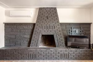 Φωτογραφία από το άλμπουμ του Cheerful Three Bedroom with a Fireplace σε Redding